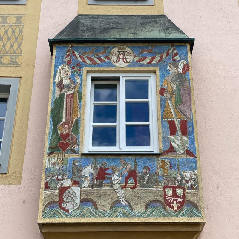 Die Geschichte der Agnes Bernauer als Wandmalerei in der Fußgängerzone von Straubing.
